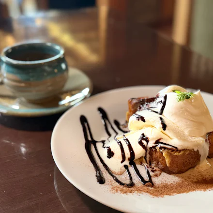 【横須賀】サクッ、ふわっ。天空の「ツキコヤ」で出会う究極のフレンチトーストとコーヒーの至福ペアリング